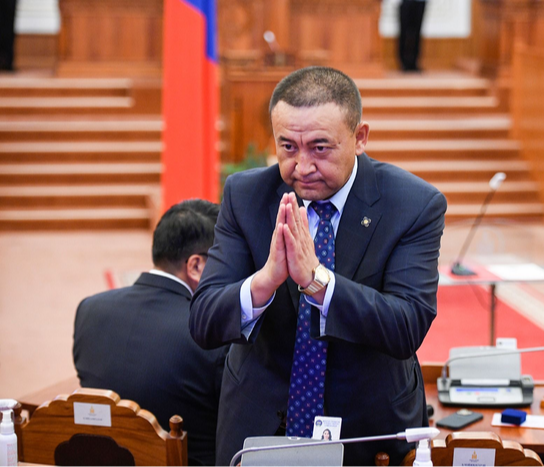 Компаниудынх нь тоо 100 хүрч, лицензүүдийнх нь тоо 10 давсан Б.Чойжилсүрэн сайд улсад жилд 30 тэрбумын татвар төлдөг